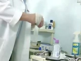 Iškrypęs medicininis vyras examining jo pacientas