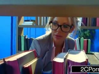 Annoiato tettona bibliotecario courtney taylor hankering per un difficile putz a succhiare