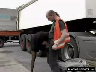 Čierne neviestka jazdenie na full-blown nákladné auto vodič vonku