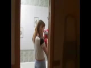 Magrissima giovane femmina masturbare su il toilette