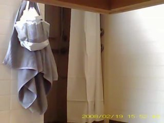 Spioneri enticing 19 år gammal mademoiselle duscha i studentrummet badrum