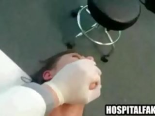 Pasien mendapat kacau dan cummed di oleh dia medis orang