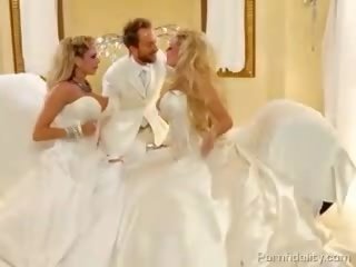 Số hai blondies với to baloons trong cô dâu dresses chia sẻ một phallus