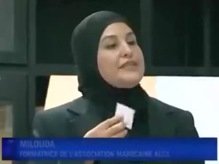Arab mladý žena puts kondom od ústa