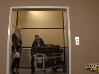 Amatööri hämmästyttävä blondi huora tekemässä suihinotto ja saa perseestä päällä the hissi