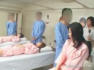 Aziatike brune dashnor goditjet me lesh organ seksual i mashkullit në the spital