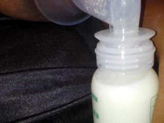 Tmavé pumping mlieko von na ju obrovský prsia a bradavky.