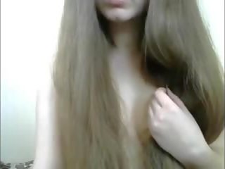 Utestående lang haired hairplay striptease og brushing