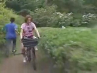 Japans kindje masturbated terwijl rijden een specially modified vies klem bike!