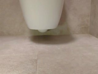Voluptuoso pies en la lavabo